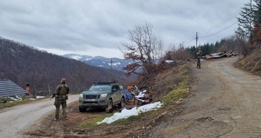 Ushtarët letonezë patrullojnë në Zubin Potok