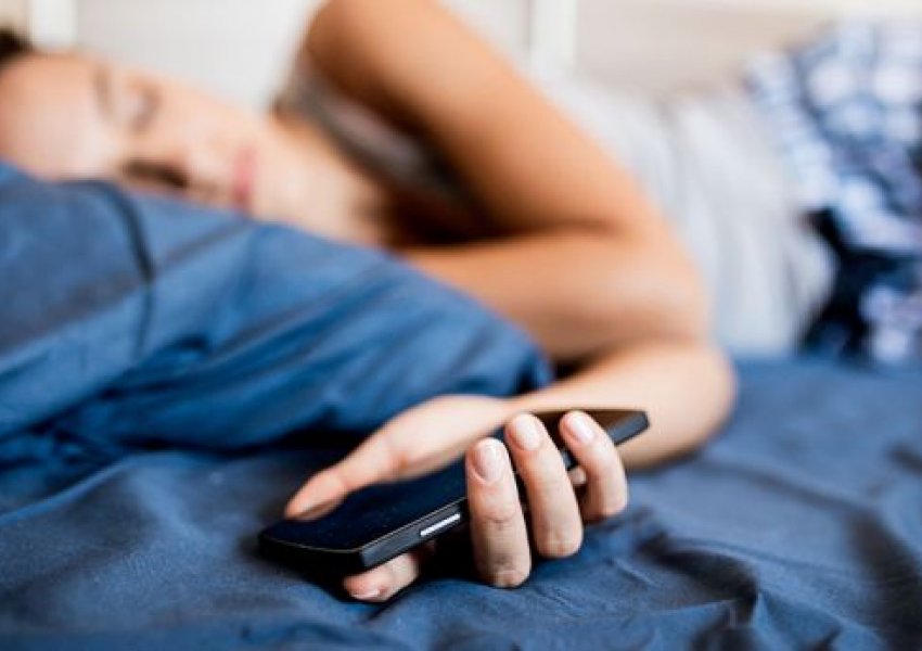 Arsyet pse nuk duhet të mbajmë telefonat afër kur flemë gjumë 