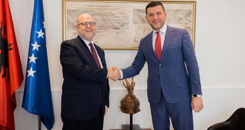 Krasniqi në takim lamtumirës me Hovenierin, ia dhuron Deklaratën e Pavarësisë