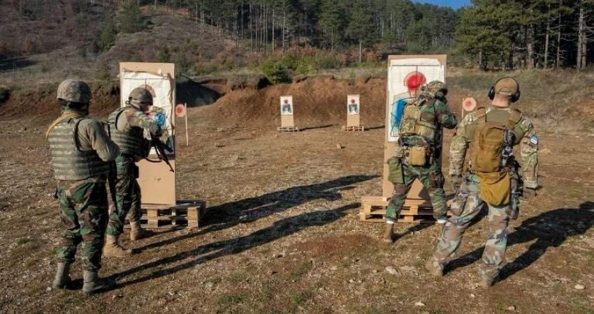 Ushtarët moldavë të KFOR-it kryejnë stërvitje për shtënie statike