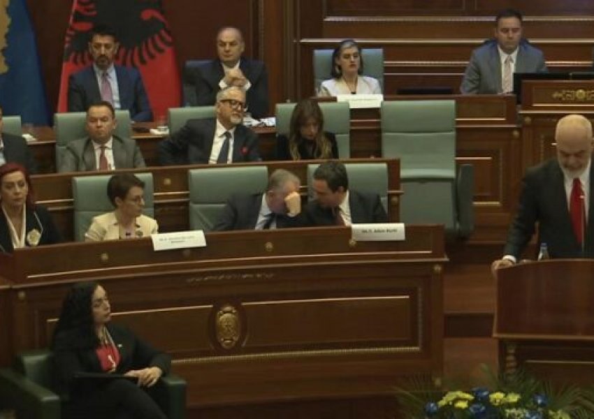 Kur fliste Rama, Kurti e Bislimi bisedonin me njëri - tjetrin, në fund nuk e duartrokasin as ata e as deputetët e VV