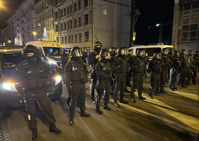 VIDEO/ Protesta në sheshin Magdeburg pas sulmit vdekjeprurës, qytetarët dhe aktivistët: Ata që nuk e duan Gjermaninë, të largohen