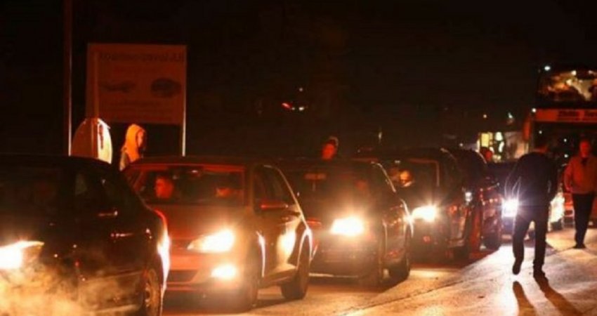 Rritet koha e pritjeve për hyrje te Dheu i Bardhë, arrin në 1 orë e 40 minuta