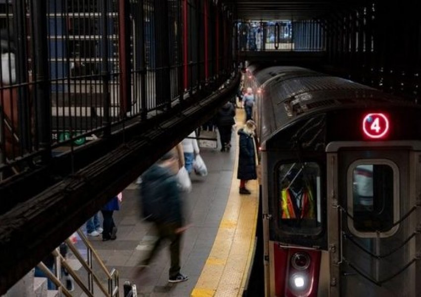 Horror në Nju Jork/ Gruaja digjet për së gjalli në metro, një burrë i'u afrua dhe i vuri flakën
