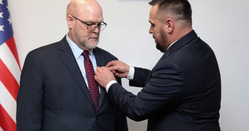 Maqedonci pret në takim lamtumirës Hovenierin, e dekoron me Medaljen për Shërbim të Shquar