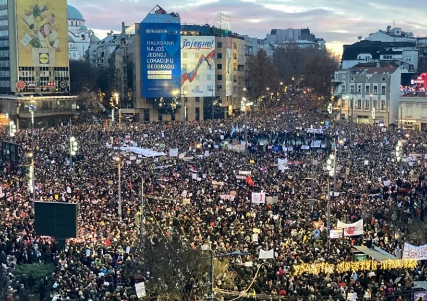 Protestë masive kundër Vuçiç dhe qeverisë së tij në Beograd