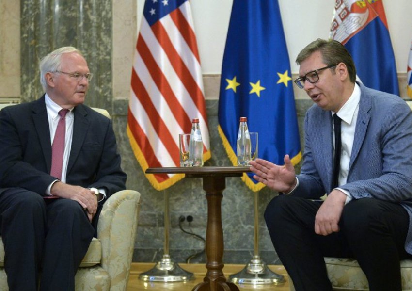 Sulmi në Kosovë/ Ambasadori amerikan mbron Serbinë: Nuk ka prova që e lidhin Beogradin me shpërthimin