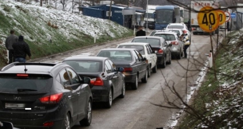 40 minuta po zgjasin pritjet për të hyrë në Kosovë nëpërmjet Dheut të Bardhë