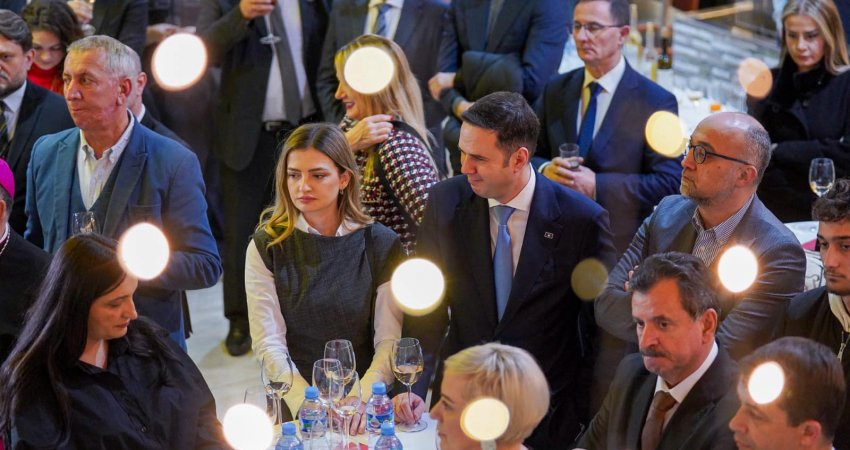 Abdixhiku me gruan e tij urojnë Krishtlindjen nga Katedralja Shën Nënë Tereza