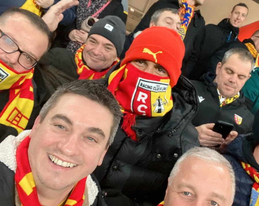 U maskua si ultras, ish-‘ylli’ i Realit mbështet skuadrën e zemrës në tribunë