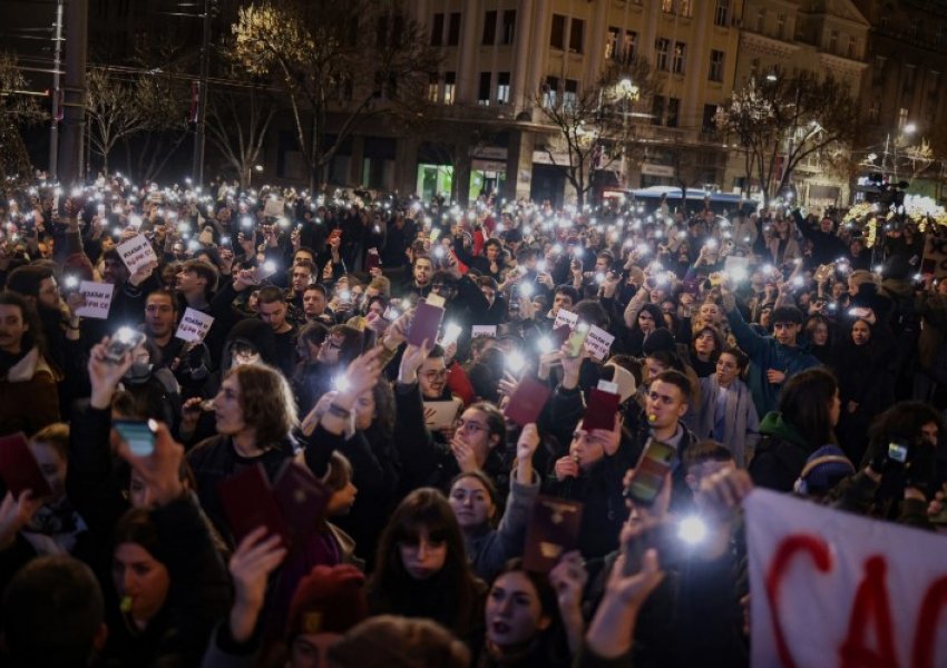 Studentët serbë mblidhen në Beograd në një tjetër protestë për shembjen vdekjeprurëse të tendës së stacionit të trenit