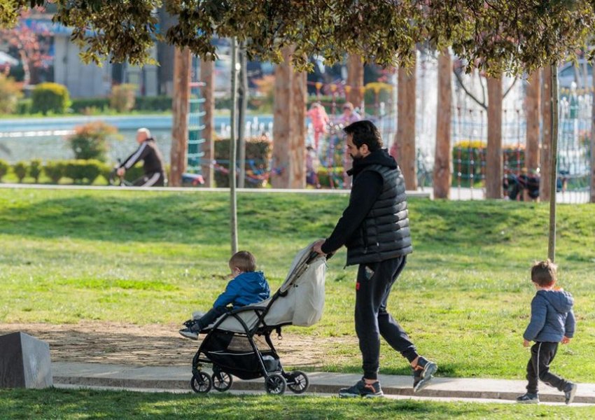 Prindërit shqiptarë i mbështesin adoleshentët më shumë se çdo prind në vende të tjera