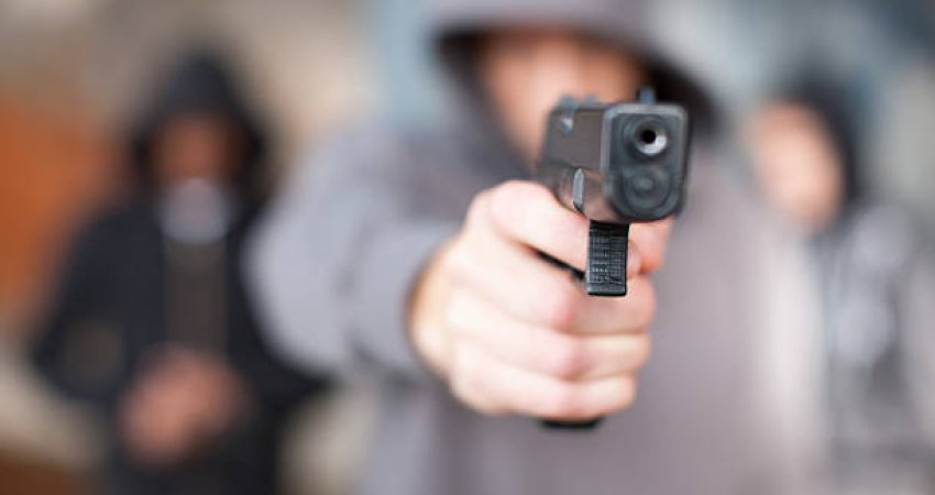 Deçan, dyshohet për vjedhje të armatosur në një qendër tregtare   