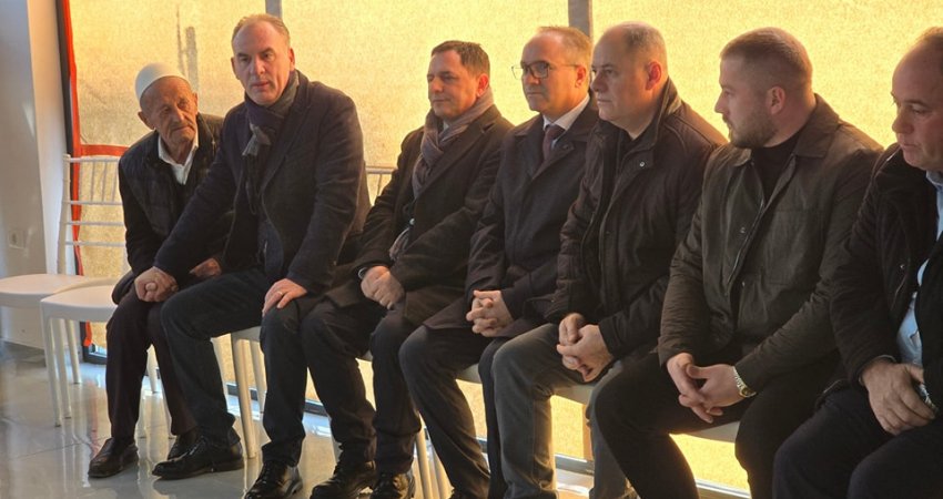 Limaj me bashkëpuntorët shkon në të pame te familja e Mujë Krasniqit