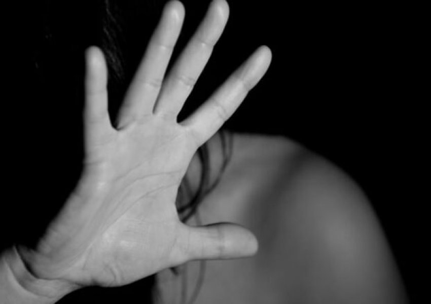 Sulmohet seksualisht një grua në Gjilan, dyshohet se e dinte edhe burri i saj, arrestohen dy persona