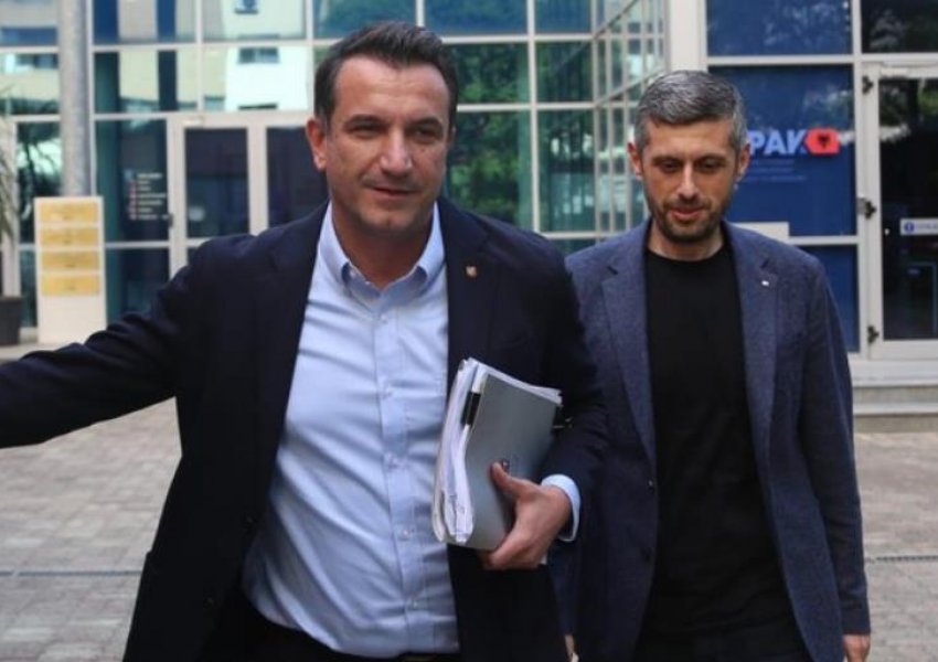 ‘Kur pluhuri mbi dosjen 5D ngrihet...’, Faqja satirike vargje për Erion Veliajn
