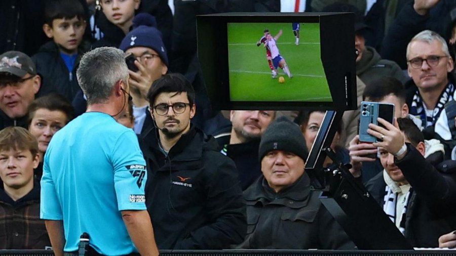 Hap epokal për futbollin, arbitrat do të shpjegojnë vendimet e VAR-it për tifozët në stadium