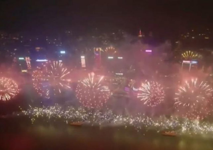 Viti i Ri ‘troket’ edhe në Hong Kong/ Mijëra njerëz ndjekin spektaklin e fishekzjarreve