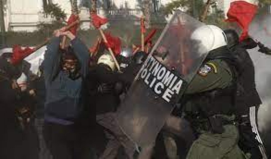 Greqi/ Protesta masive të studentëve pas hapjes së universiteteve të huaja