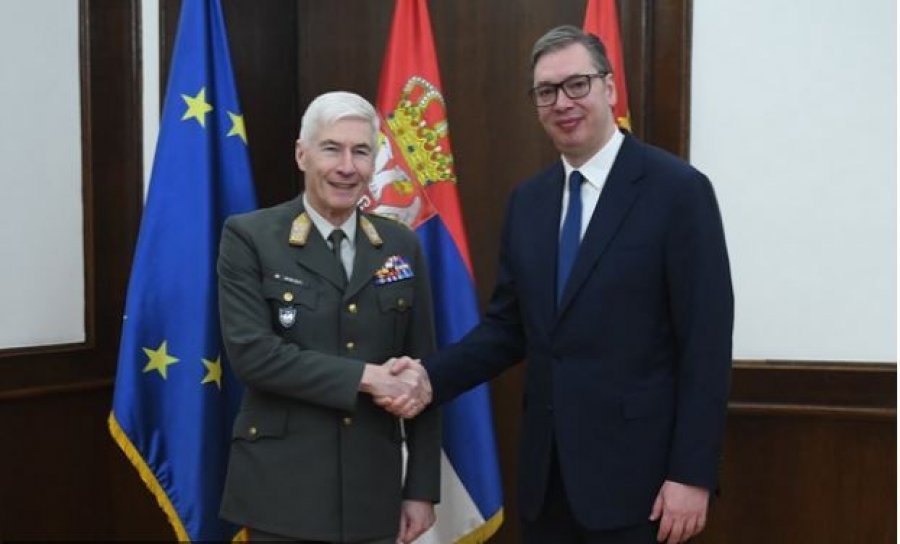 Armatosja e Serbisë, gjenerali i lartë i BE i shkon në zyrë Vuçiç