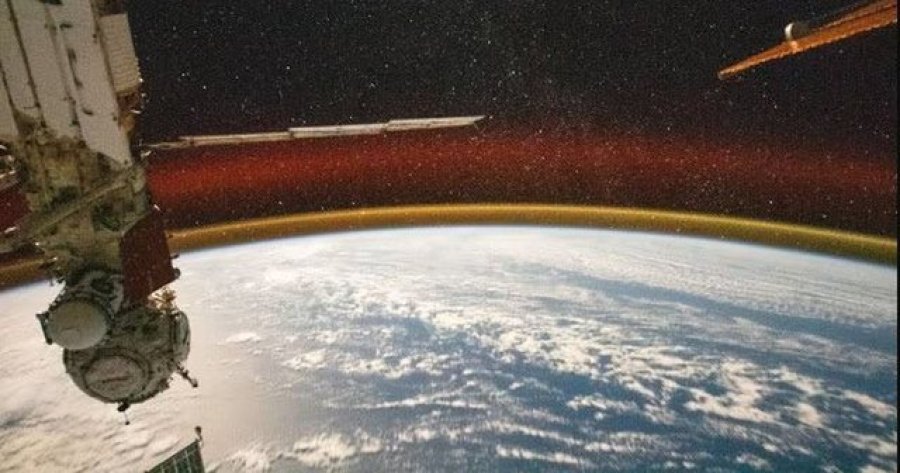Toka e mbështjellë nga një shkëlqim i dyfishtë ajri, çfarë tregon fotoja e kapur nga astronauti?