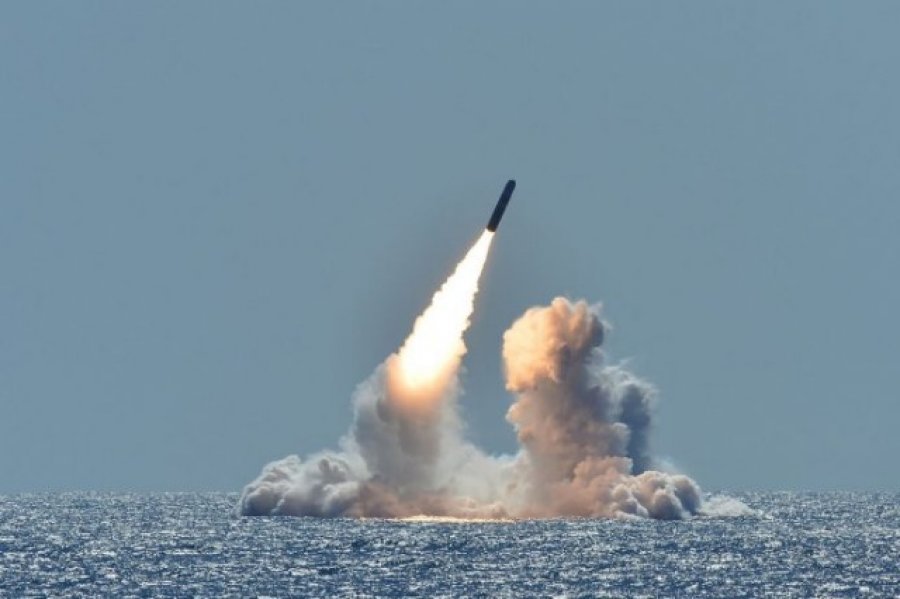 Koreja e Veriut lëshon raketa lundrimi në brigjet perëndimore