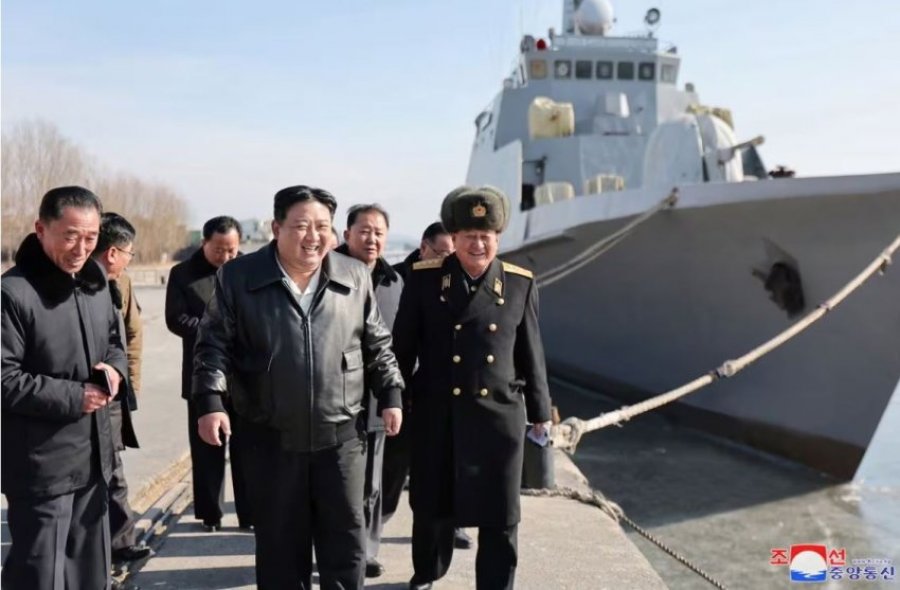 Kim Jong Un i Koresë së Veriut inspekton kantierin detar