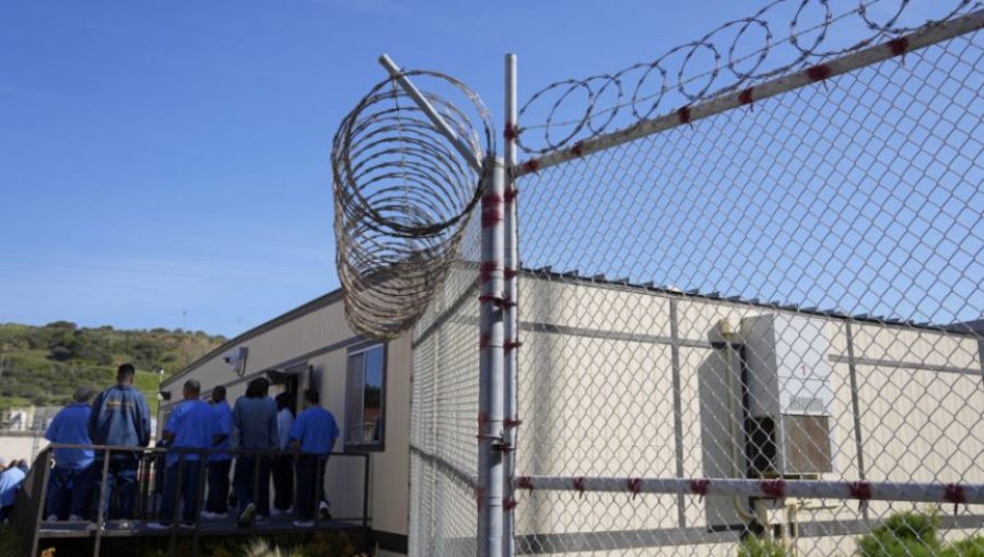 200 të burgosur sulmojnë rojet në një burg në Kaliforni, 9 persona u plagosën