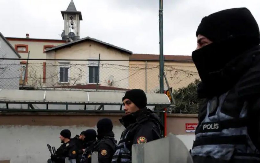 Sulmi me armë ku u vranë dy persona në një kishë në Stamboll, arrestohen 25 persona