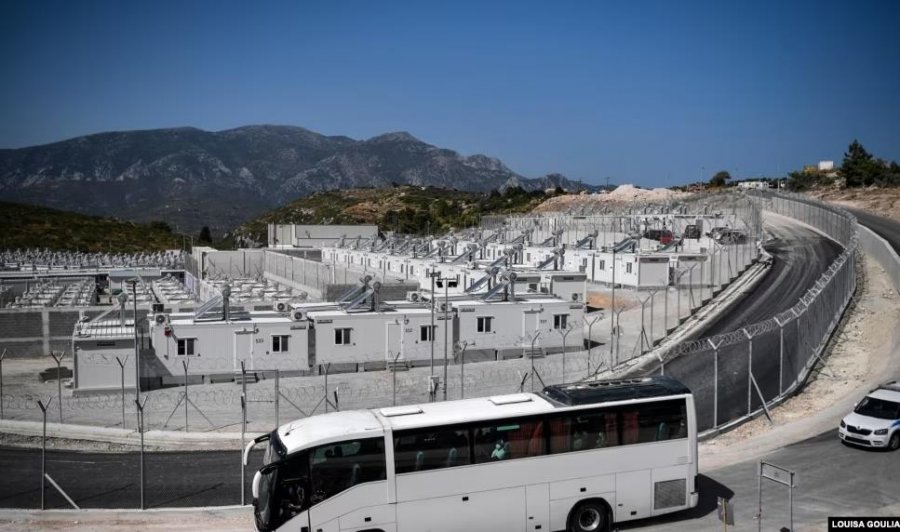 VOA/ Azilkërkuesit që arrijnë në Greqi përballen me një realitet të zymtë 