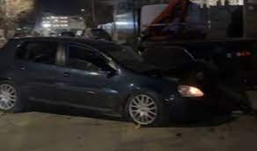 Tiranë/ Makina përplaset me karrotrecin, merr përpara 4 të rinj, 3 në spital