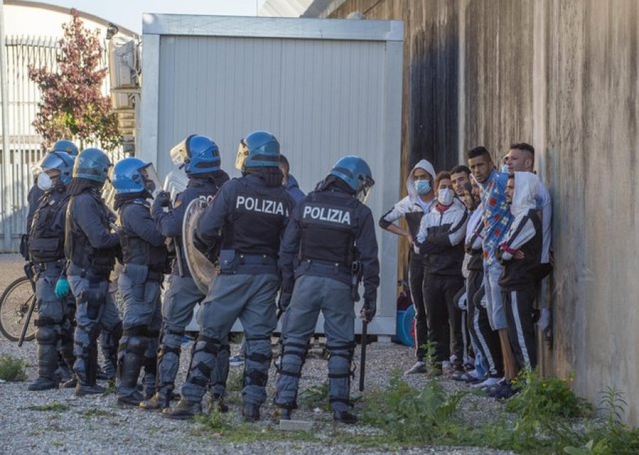 I riu vetëvritet në qendrën e riatdhesimeve në Romë, emigrantët përleshen me policinë
