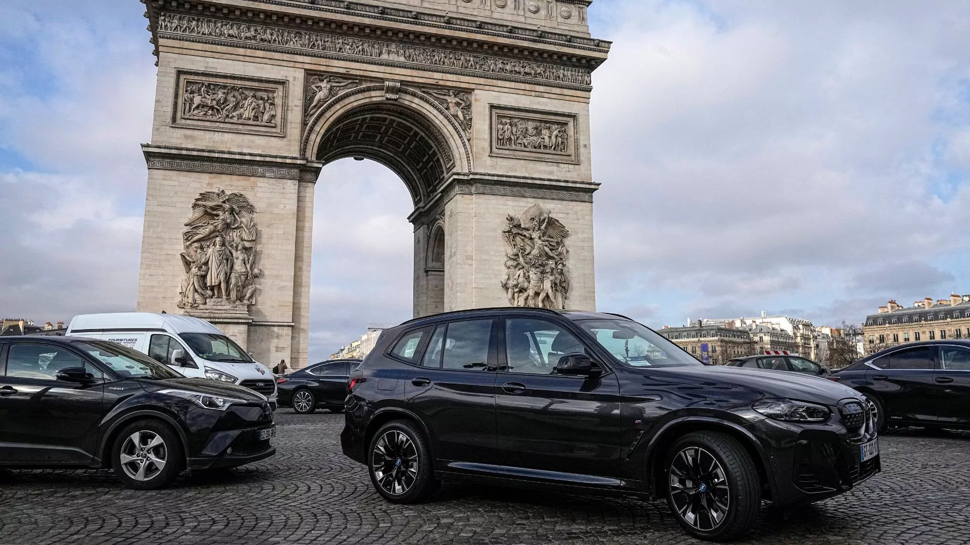 Parisianët votojnë për trefishimin e tarifave të parkimit kundër ndotjes para Lojërave Olimpike