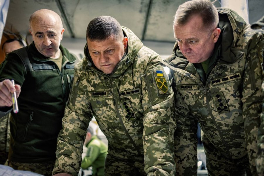 Zelenskyy po e shqyrton zëvendësimin e komandantit të lartë ushtarak të Ukrainës