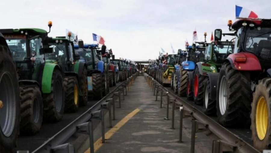 250 traktorë nisen drejt Romës! Për të parën herë në histori fermerët bashkë nën flamurin Italian