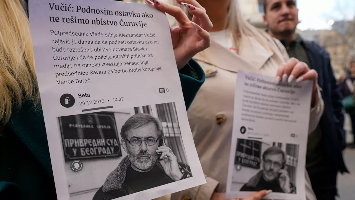 Qindra vetë protestojnë në Serbi për lirimin e të dyshuarëve për vrasjen e gazetarit