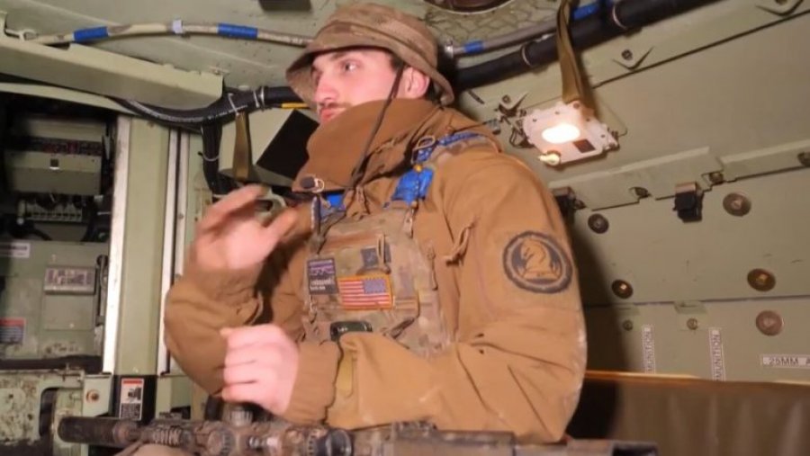 E pazakontë! Ushtari ukrainas tregon se lufton kundër babait që drejton tankun e Rusisë