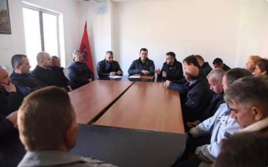 Boçi: Drejtori i shkollës Zavalinë merr pjesë në takim politik me kryepleqtë në Elbasan, ndërsa ne kërkojmë rezultate në PISA