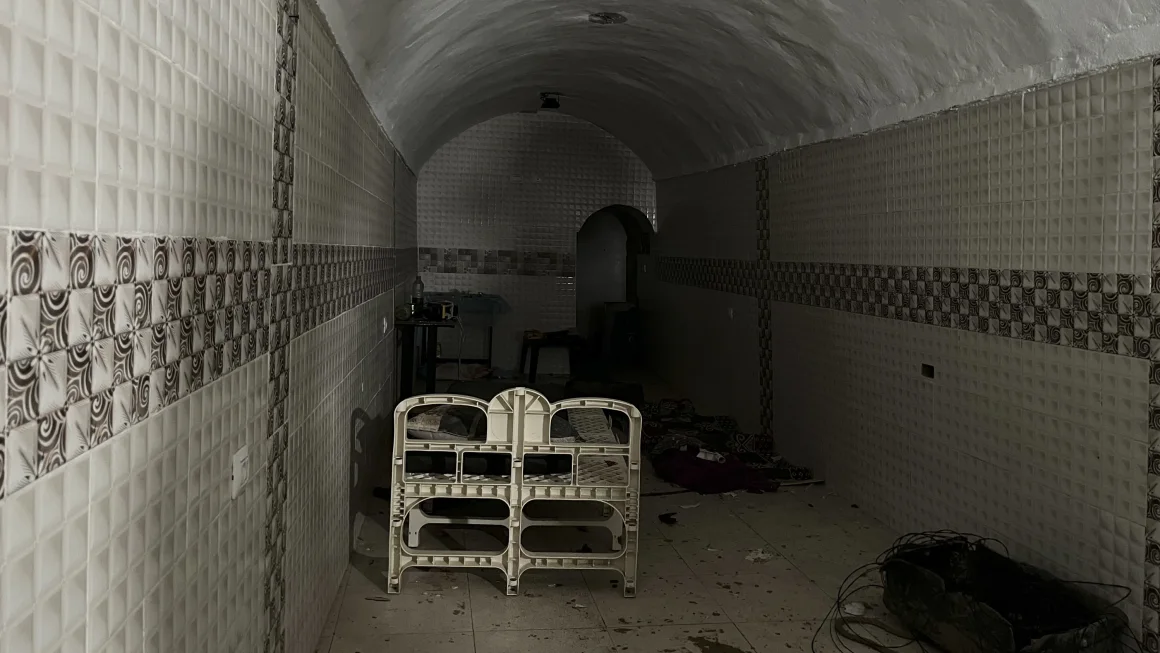 Një portë e hekurt, një dhomë me myk dhe enë të pista: Brenda kompleksit nëntokësor ku Izraeli thotë se u mbajtën pengjet