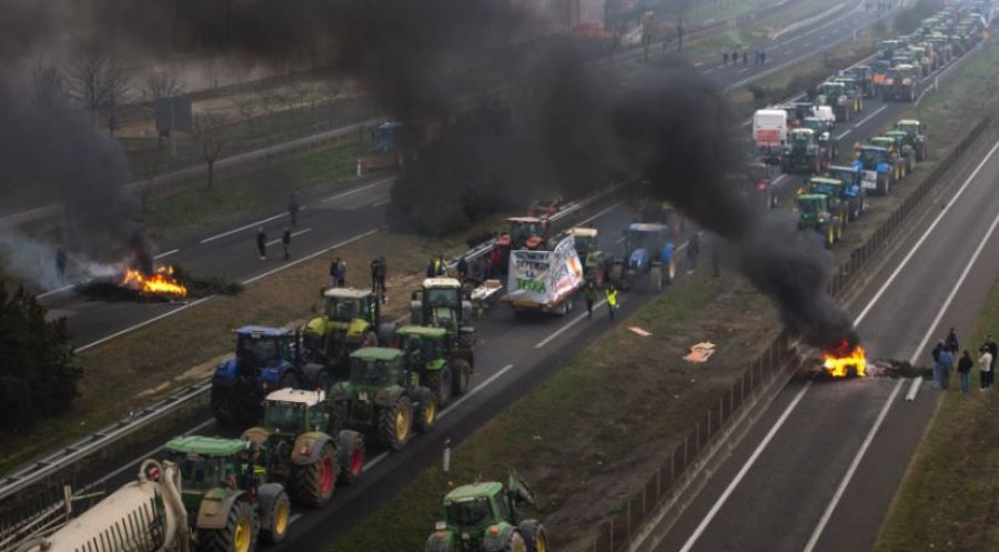 Vazhdon protesta e fermerëve në Spanjë. Rreth 1000 traktorë nisen drejt Barcelonës