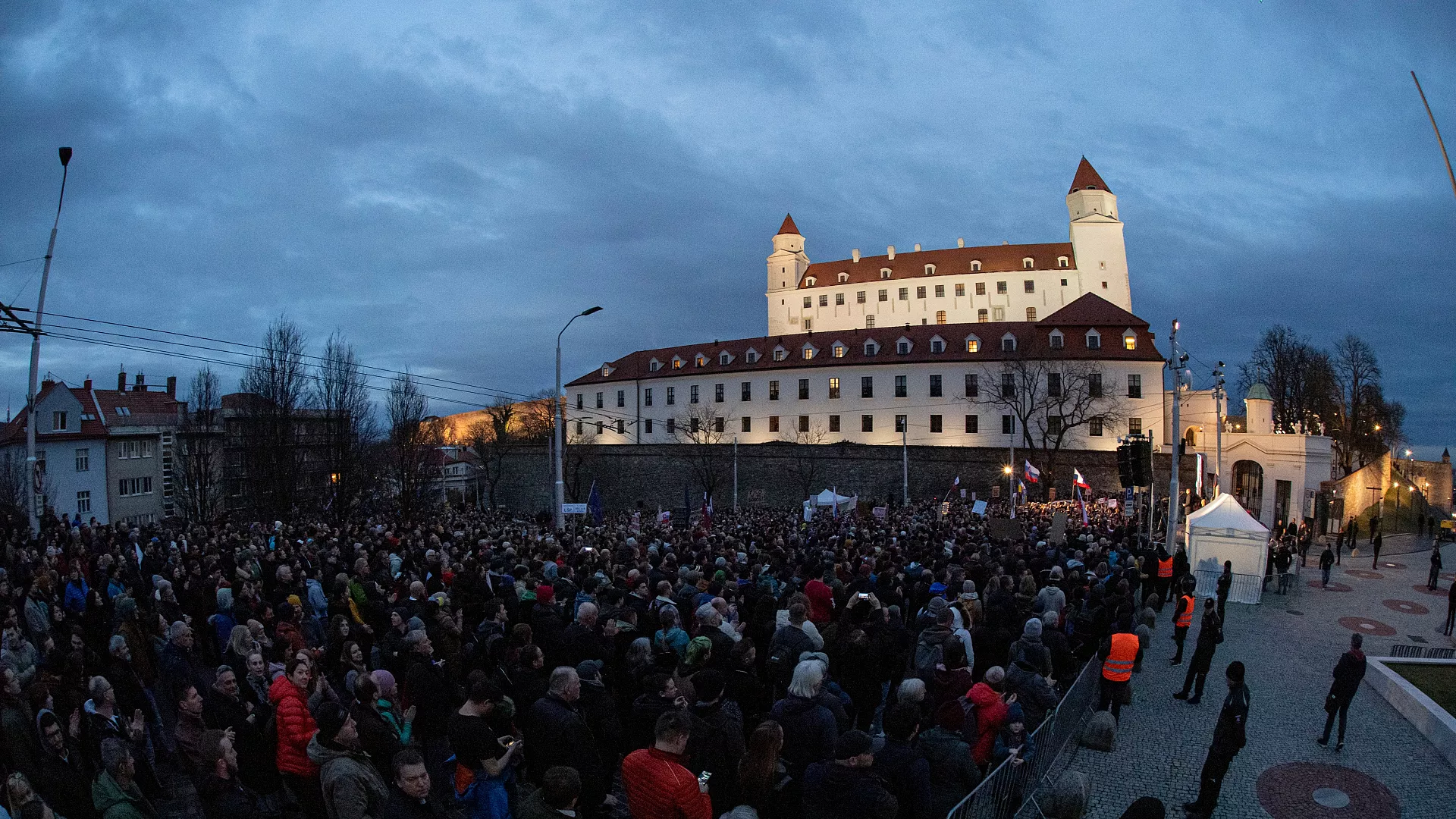 Mijëra vetë ngrihen në protestë në Sllovaki, u duket se qeveria po zbutet ndaj korrupsionit