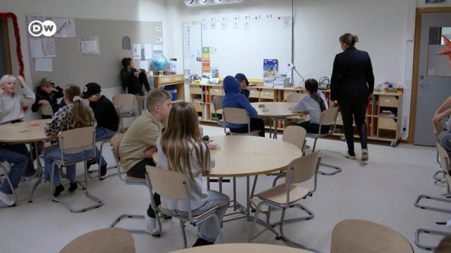 Suedia heq laptopët, mësim me fletore dhe libra, zbulohet arsyeja