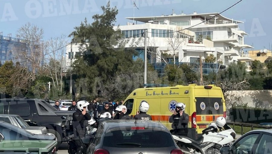 Sulm me armë në një kompani detare në Glifadha të Athinës, tre të plagosur