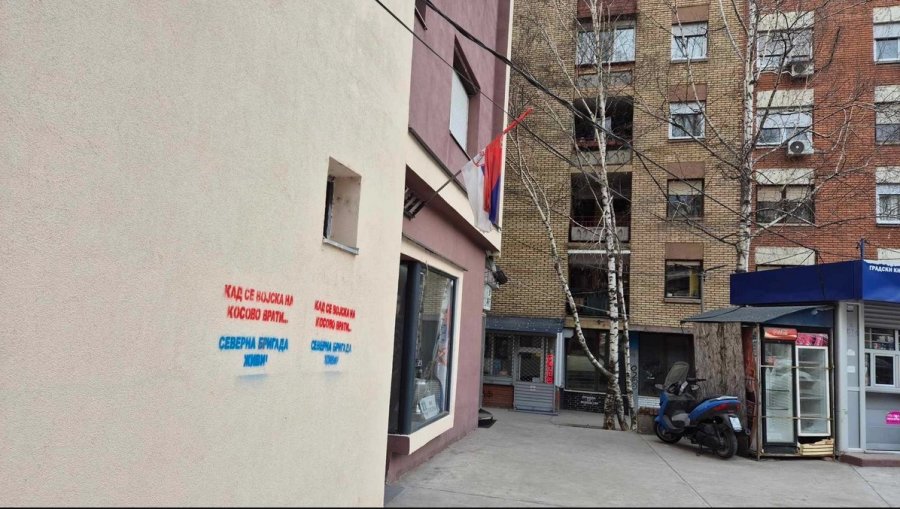 Grafite me ngjyrat e flamurit serb në veri të Kosovës, policia nis hetimet