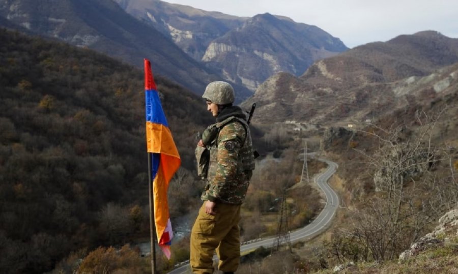 Armenia raporton për dy ushtarë të vrarë nga forcat e Azerbajxhanit