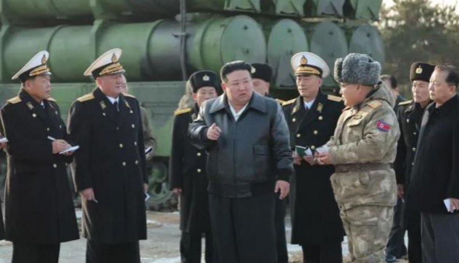 Kim Jong Un mbikëqyr testimin e raketës, bën thirrje për rritje të prodhimit të armëve