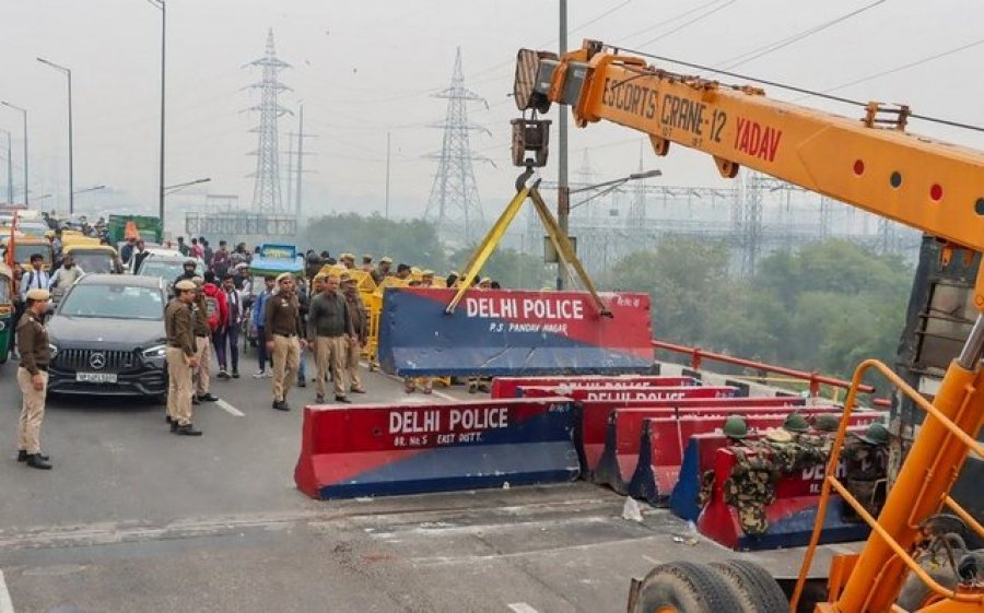 Fermerët në Indi bllokojnë trafikun në autostrada dhe hekurudha