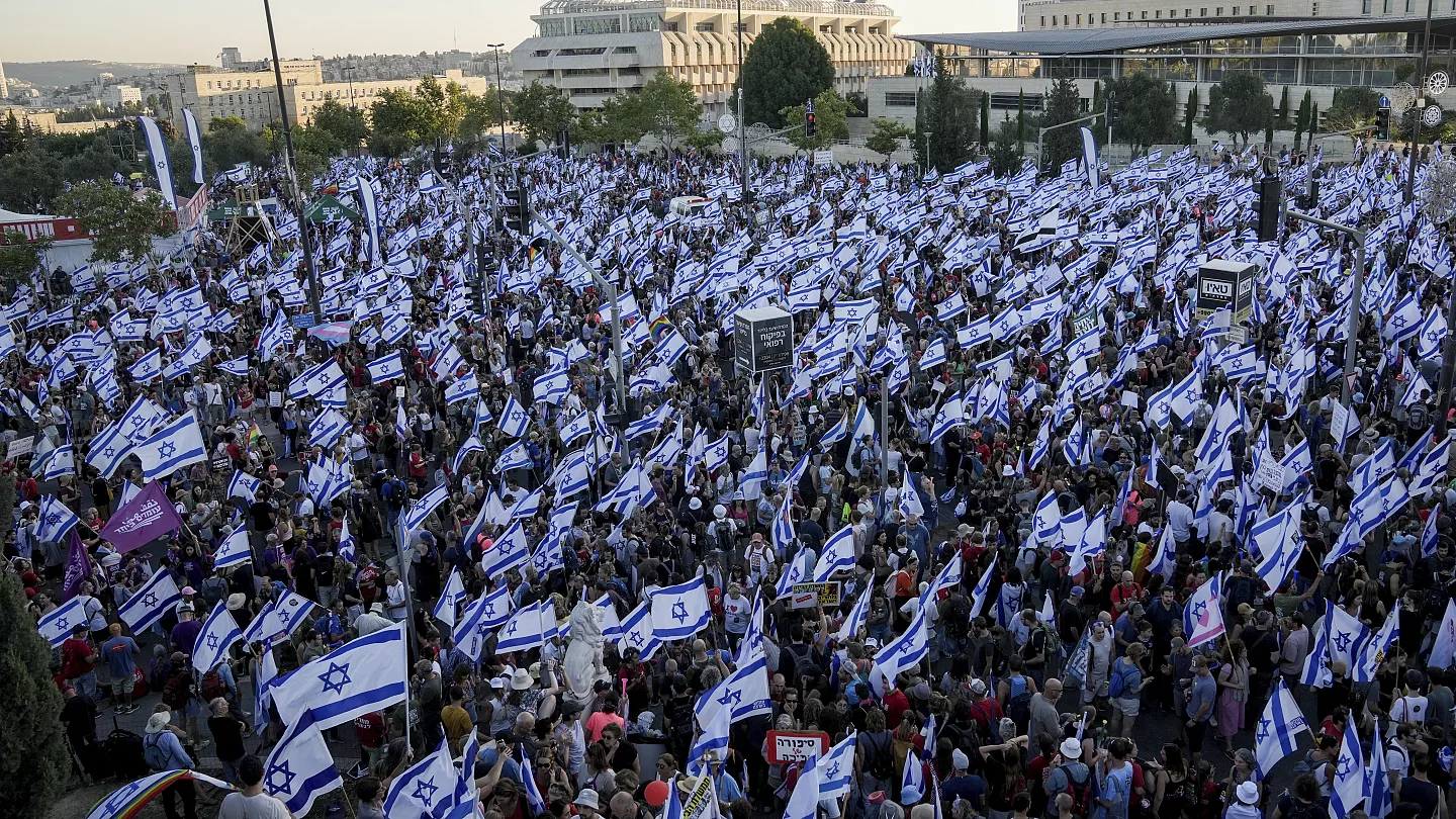 Thirrje për zgjedhje të reja/ Protesta masive në Izrael kundër kryeministrit Netanyahu