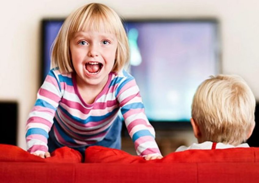Dhimbje koke, strabizëm: Sa duhet të lejohen fëmijët të shikojnë televizor nga 0 muaj deri në 7 vjeç?