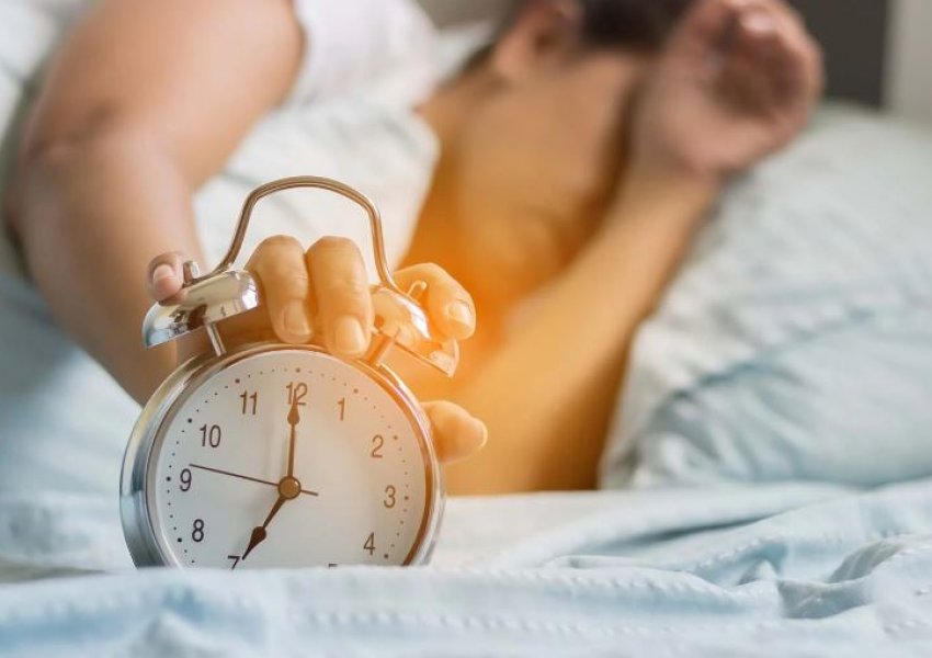 Keni vështirësi me zgjimin në mëngjes? Lexoni këto këshilla super efektive!